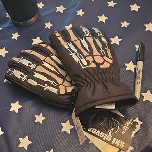 Black and White Star Pattern Mittens